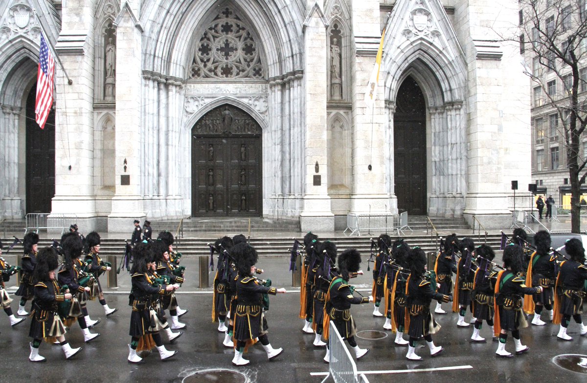 tribuchretienne's tweet photo. 🇺🇸🔴États-Unis : les conversions au catholicisme bondissent, un « réveil » qui intrigue jusqu’aux chercheurs

➡️ De Los Angeles à Boston, des universités aux diocèses ruraux, les chiffres convergent : les demandes d’entrée dans l’Église catholique connaissent une progression spectaculaire aux États-Unis

➡️ Une vaste enquête menée auprès de nouveaux convertis tente désormais de comprendre pourquoi tant de jeunes se tournent vers une institution qu’on disait "condamnée au déclin"