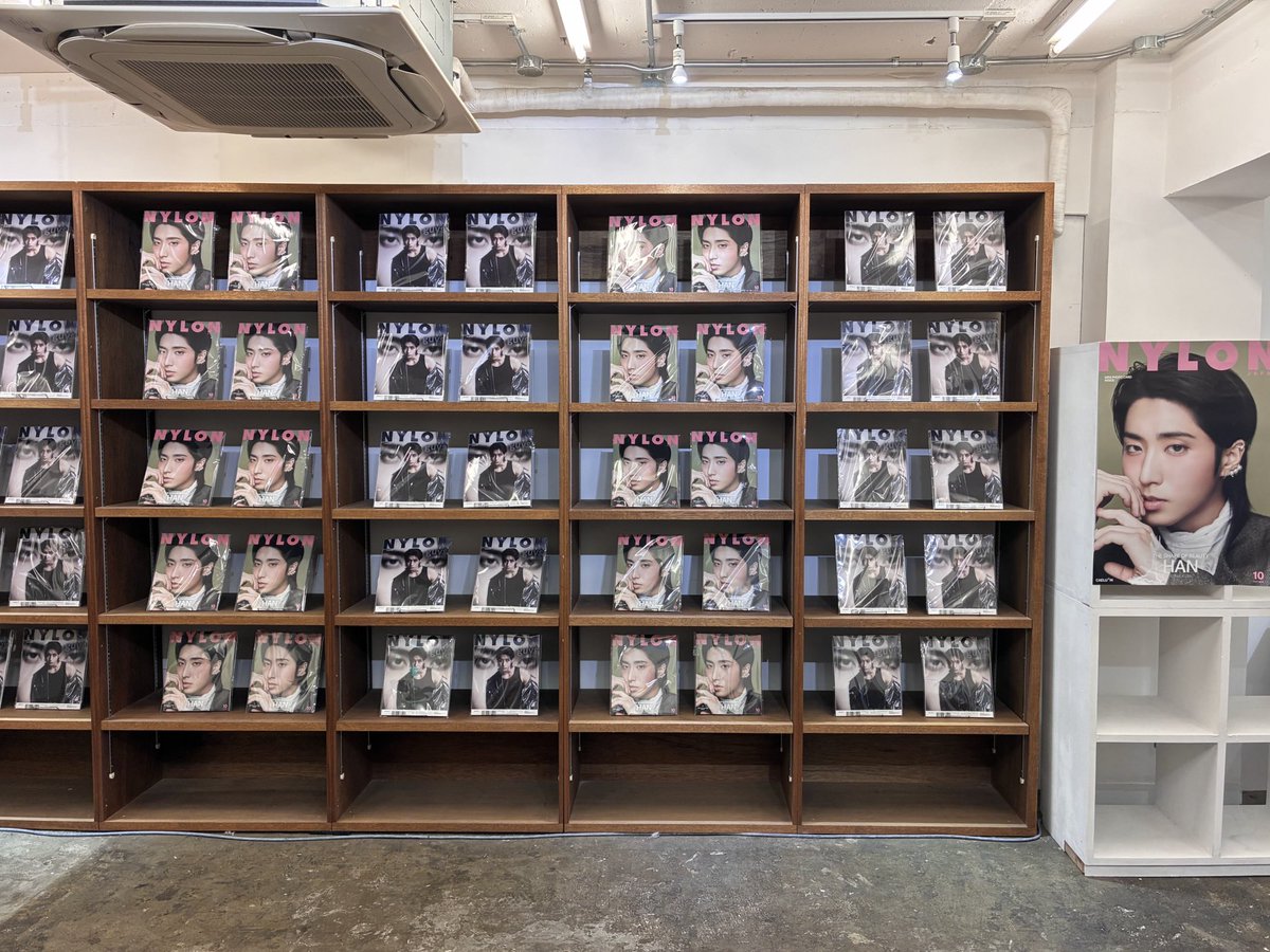 viandnylbooks's tweet photo. NYLON JAPAN 2026年10月号

明日発売のNYLON最新号が入荷☀︎ 3日間限定 #ハンNYLONジャック📚

🗓️8/28FRI, 8/31MON, 9/1TUE
🕰️11:00-18:00 (Break 14:00-15:00)
📍 https://t.co/7yvmQDcyfD
※キャッシュレス決済のみ

#NYLONJAPAN #ハン #StrayKids
#caelumjp #viandnylbooks https://t.co/qHTZWDVJwd