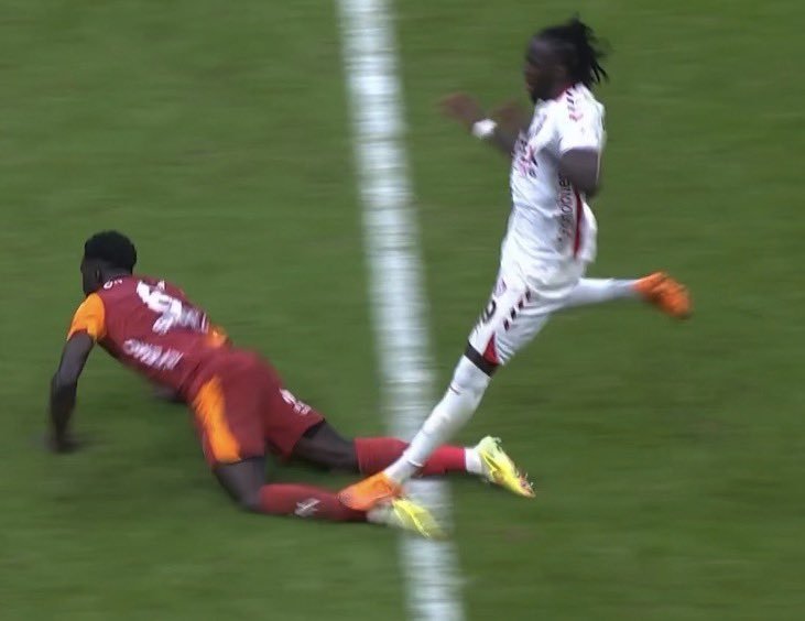 Fikirtepeli_83's tweet photo. Galatasaray Göztepe maçının hakemi Mehmet Türkmen kimdir 

 Davinson Sanchez’e yapılan  müdahalenin ardından kırmızı kart göstermeyen hakem 🫵 https://t.co/BrS2liCA5a