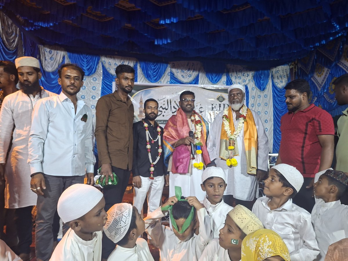 HashimBannur's tweet photo. ಚಿಕ್ಕಬಳ್ಳಾಪುರ ನಗರದ ದರ್ಗಾ ಮೊಹಲ್ಲಾದಲ್ಲಿ ನಡೆದ 1501ನೇ ಜಶ್ನೇ ಮೀಲಾದುನ್ನಬಿ ಆಚರಣೆ ಮತ್ತು ಮಕ್ಕಳ ಸಾಂಸ್ಕೃತಿಕ ಕಾರ್ಯಕ್ರಮದಲ್ಲಿ ಭಾಗವಹಿಸಿದ ಸಂದರ್ಭದ https://t.co/DUKtuZCkhA