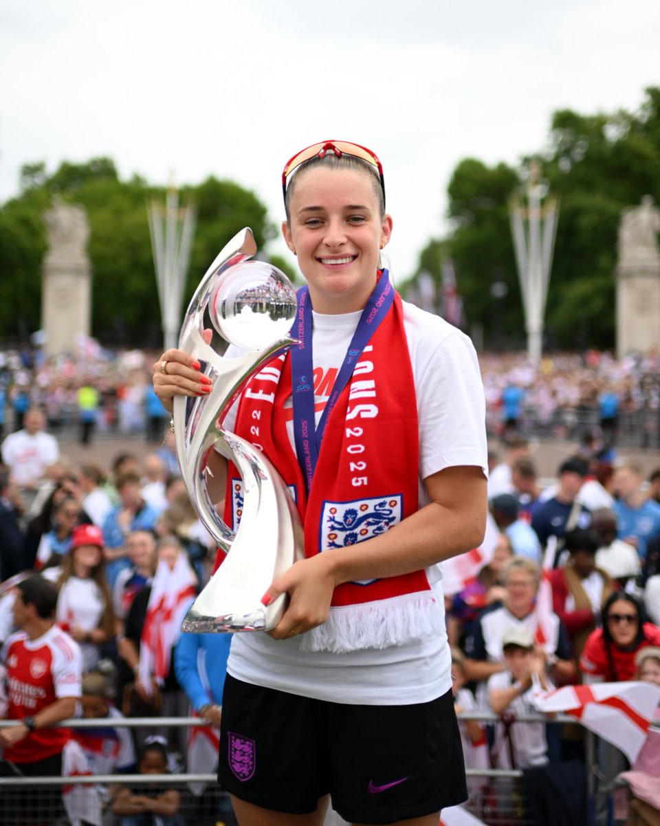 Lionesses's tweet photo. Have a lovely birthday, @ellatoone99 🎂 https://t.co/SuT8WErsuF