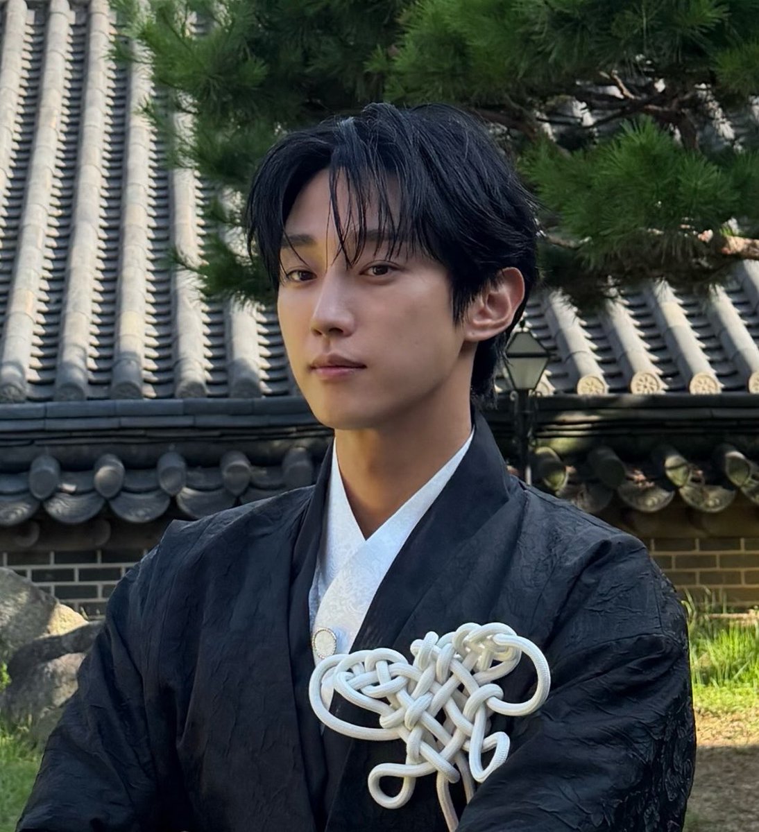 nyeong91's tweet photo. 이오빠는 진심 얼굴폼 언제 죽는건지 궁금함
데뷔 후 15년동안 계속 잘생김
진심 어케 하신거지 https://t.co/6vkq3YCFzW