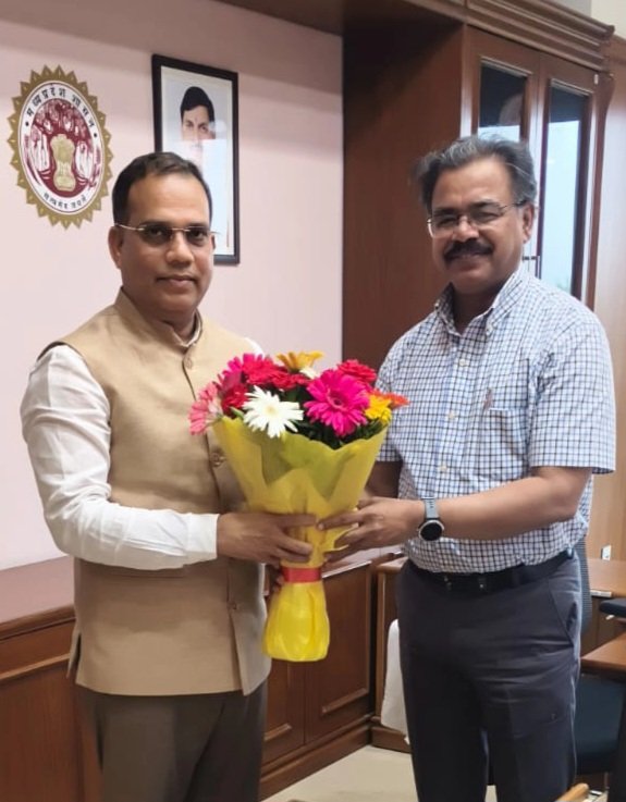 DrRaghvendrashr's tweet photo. मुख्य सचिव मध्यप्रदेश शासन आदरणीय श्री अशोक बर्णवाल जी से सौजन्य भेंट हुई।

#AshokBarnwal #DrRaghvendraSharma #CSMP https://t.co/a5SXoeHh1K
