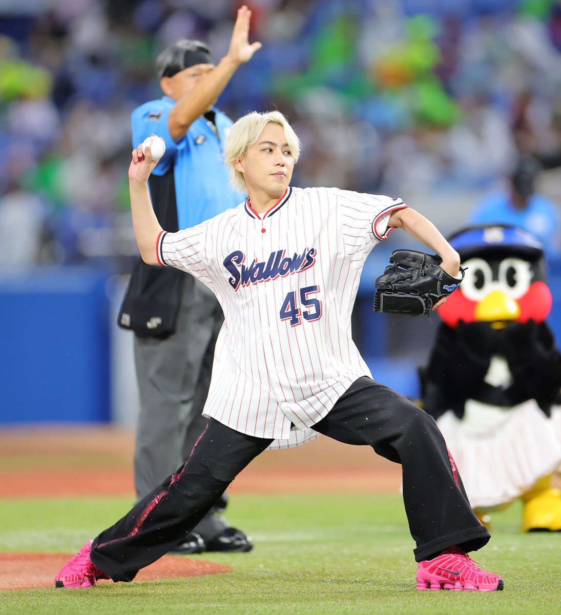 _7mp_info_fc's tweet photo. 始球式をするIMP.の横原悠毅(撮影・光山　貴大⚾️✨
#横原悠毅
#IMP https://t.co/NboRslZkzQ