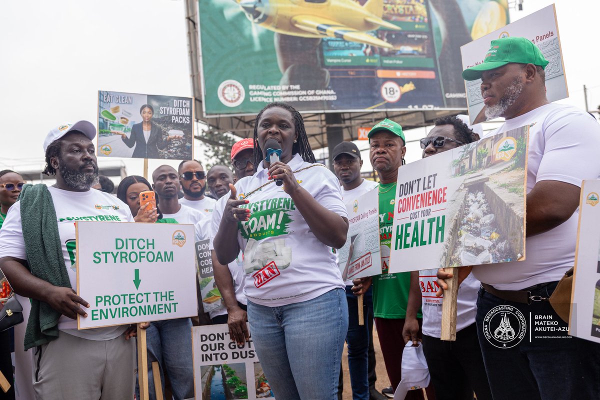 GTV_Ghana's tweet photo. The Environmental Protection Authority, Ghana engages traders at Kejetia Market, educating them ahead of the ban on styrofoam products next year. 

📸 - @BrainAkutei 

#GBCNews #EPA #SayNotoStyrofoam https://t.co/fnwpOMxdkQ