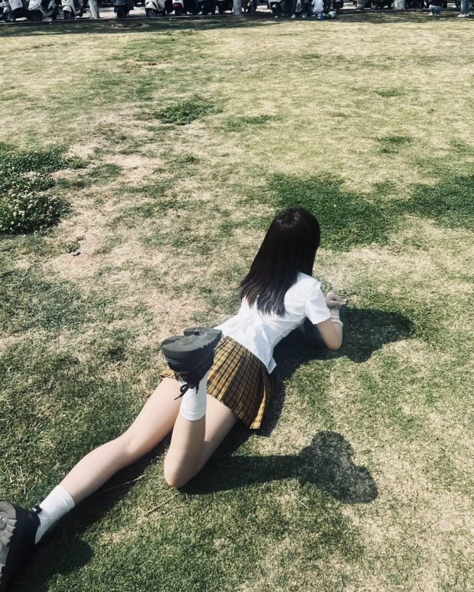 bedao68's tweet photo. Nằm phơi chút nắng xế chiều dịu mát mà gió thổi hiu hiu xém nữa là ngủ quên luôn trên bãi cỏ các bác ạ🥴
Công nhận không khí tầm này chill thật sự, phơi phới cả người☺️
Thôi tranh thủ dọn đồ đứng dậy về nhà kẻo tối mất🥴
#LateAfternoon #ChillTime #GrassField