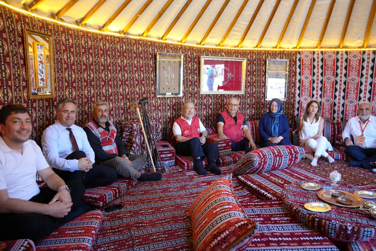 15Temmuz_Der's tweet photo. Ahlat’ta gerçekleştirdiğimiz programlarla anlamlı bir buluşmaya daha imza attık.

Şehitlerimizin aziz hatırasını yaşatmak, emanetlerine sahip çıkmak ve gönül birlikteliğimizi güçlendirmek adına gerçekleştirdiğimiz programlarda bizleri yalnız bırakmayan Ahlatlı hemşehrilerimize ve kıymetli protokolümüze teşekkür ediyoruz.

Ahlat’ta bıraktığımız her iz, şehitlerimize duyduğumuz vefanın ve milletçe taşıdığımız ortak hafızanın bir parçası.

Şehitlerimizi rahmet, minnet ve dualarla yâd ediyoruz.
