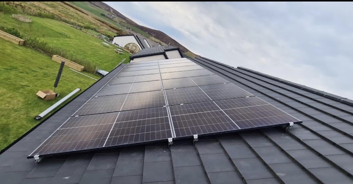 SolarDynamix's tweet photo. ☀️ How are solar panels fitted to a slate roof?

Clenergy SolarRoof Pro hooks are secured to the timber structure, the slates are reinstated and weatherproofed, rails are fitted, then the panels are clamped securely in place.

#SolarDynamix #SolarUK https://t.co/Cs4Da0mgTR