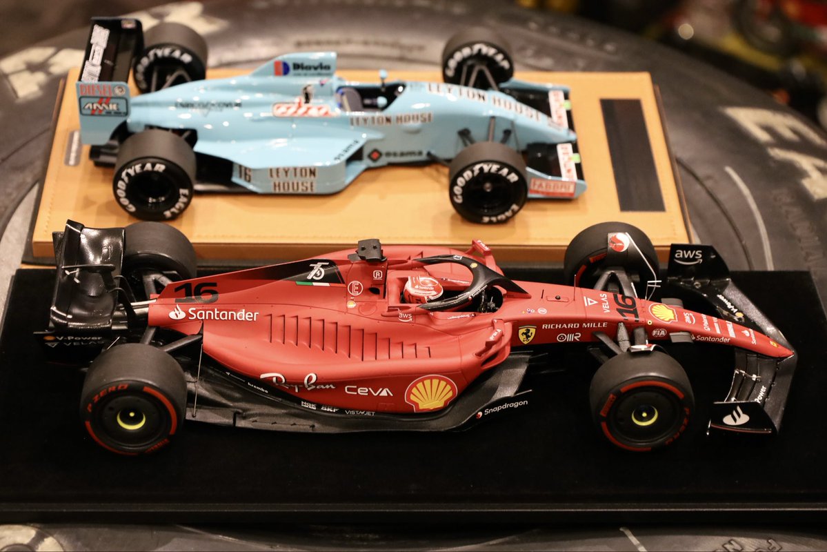 Qoo348's tweet photo. 昔からF1を見てきた人は今のマシンはデカいと言う。でも近年のF1ファンが昔のF1を見たら何これちっちゃっ！て絶対なるはず。1/18で並べるとこれだけ違うからわかりやすい。全長で1.3メーターほど違う、ただ横幅は旧車が15センチワイド。いずれにせよF1マシンはカッコいい。#f1 #f1jp https://t.co/8Dp4hLQiAQ