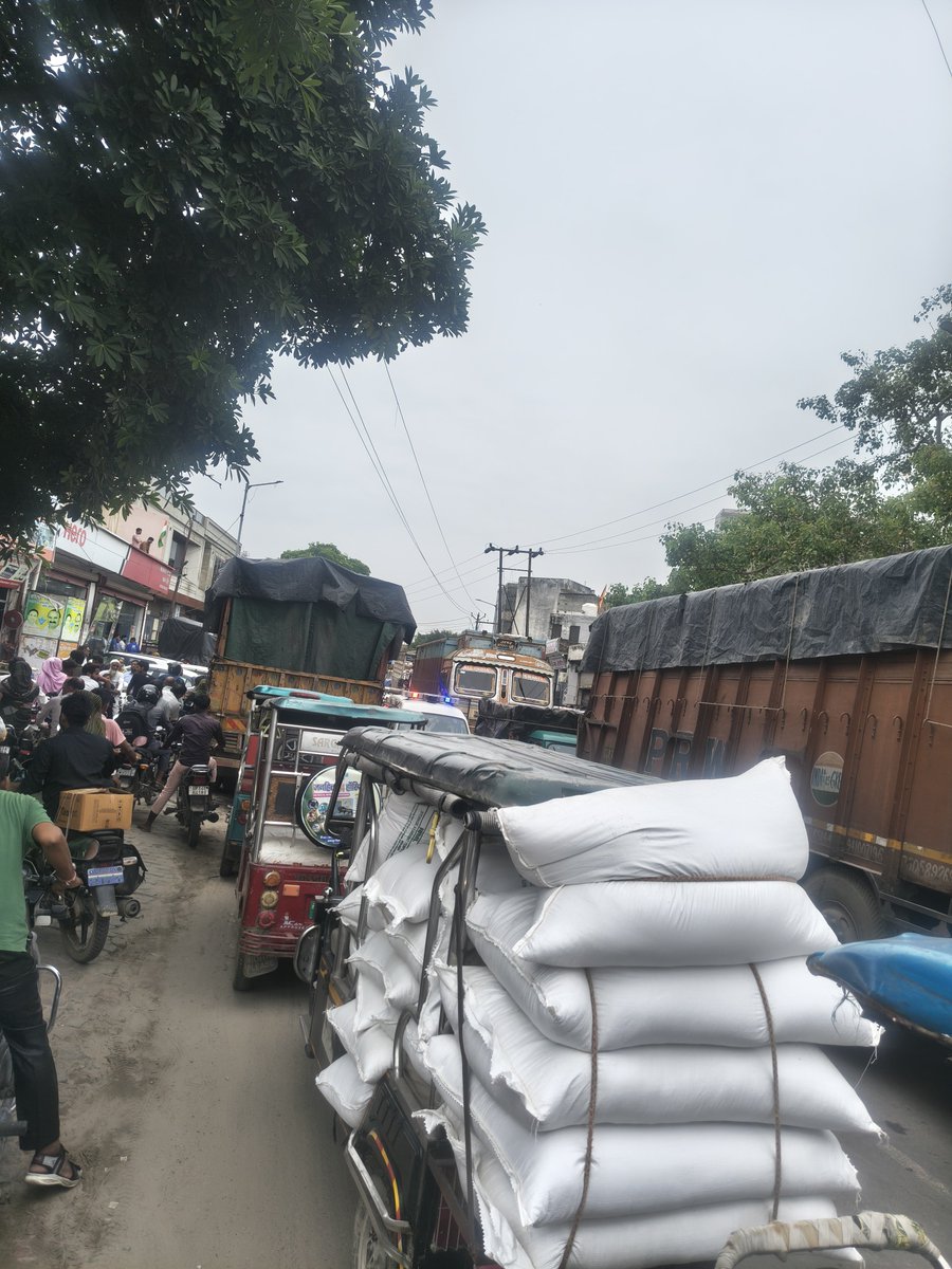 babloogautam's tweet photo. @Uppolice @amrohapolice @digmoradabad हसनपुर अमरोहा अड्डा से लेकर शाहपुर तक लगभग 4 किलोमीटर की डिस्टेंस पर काफी भयंकर जाम लगा हुआ है जिसमें काफी सारी एंबुलेंस भी फांसी हुई है श्रीमान जी से अनुरोध है कृपया उचित करवाईकरें https://t.co/HuaZeQejrt