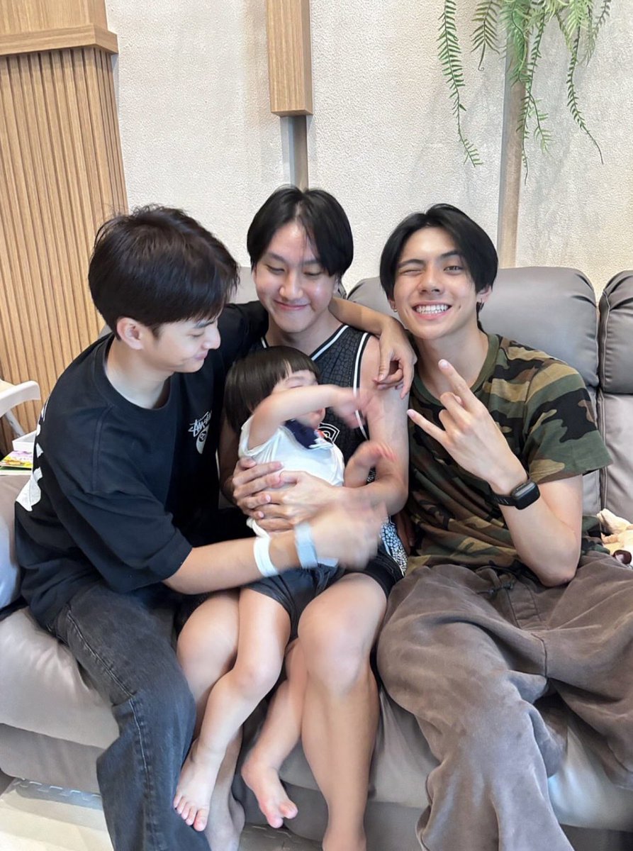 decem2er's tweet photo. ห๊าาา พี่ภีมไปบ้านเป้อแวะส่งโมเด็มกลับจีน แล้วก็แวะเล่นกับเด้นด้วยย 👀🦮🐈♥️ https://t.co/iLlvzsD1Z3