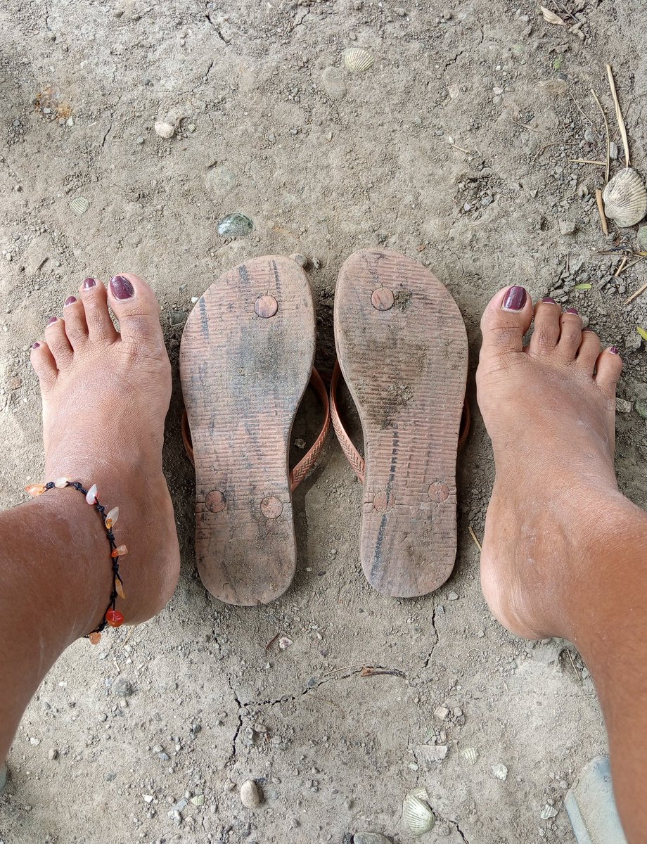 _Feet_Love's tweet photo. Goddess Beng 👑 is angry today. 
She tells me I don't even deserve her feet, just her dirty sandals which I’ll have to clean with my tongue. 

She has total control over me, and she knows it very well.

Thank you so much : @gwapasibeng 👑 https://t.co/QTn4gTIf9T