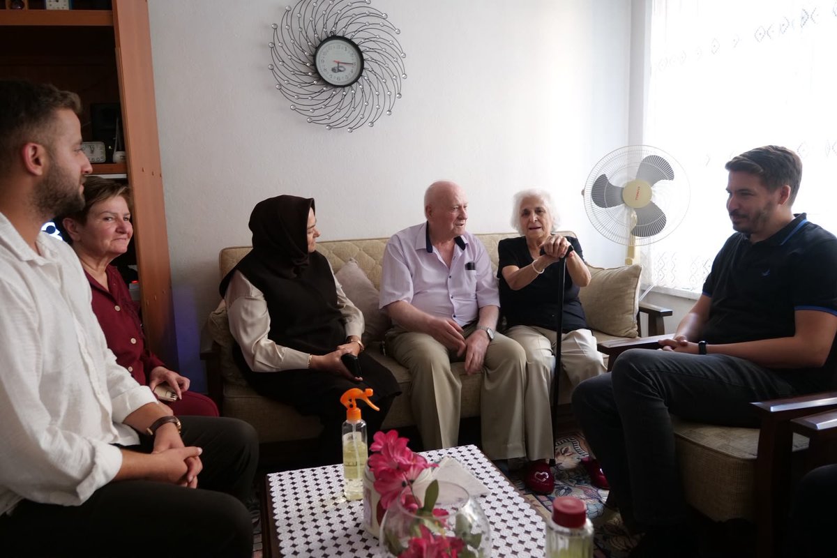 akkadinopazari's tweet photo. Vişnelik Mahallesi sakinlerimizden Necati Aydın Bey'in evine misafir olduk 

Genel Başkanımız ve Cumhurbaşkanımız Recep Tayyip Erdoğan'ın selamlarını ileterek partimize katkılarından dolayı teşekkür belgesini takdim ettik Misafirperverliklerinden dolayı teşekkür ederiz

#AKParti https://t.co/7GYxIMjgGy