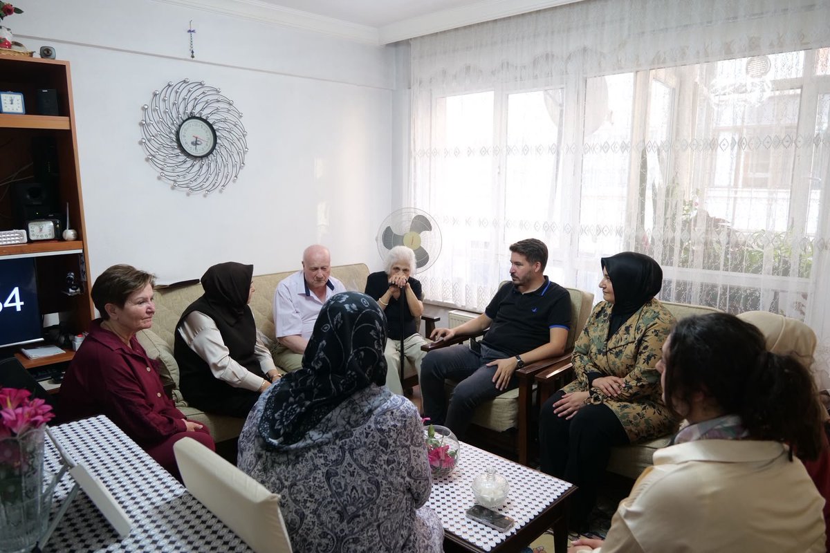 akkadinopazari's tweet photo. Vişnelik Mahallesi sakinlerimizden Necati Aydın Bey'in evine misafir olduk 

Genel Başkanımız ve Cumhurbaşkanımız Recep Tayyip Erdoğan'ın selamlarını ileterek partimize katkılarından dolayı teşekkür belgesini takdim ettik Misafirperverliklerinden dolayı teşekkür ederiz

#AKParti https://t.co/7GYxIMjgGy