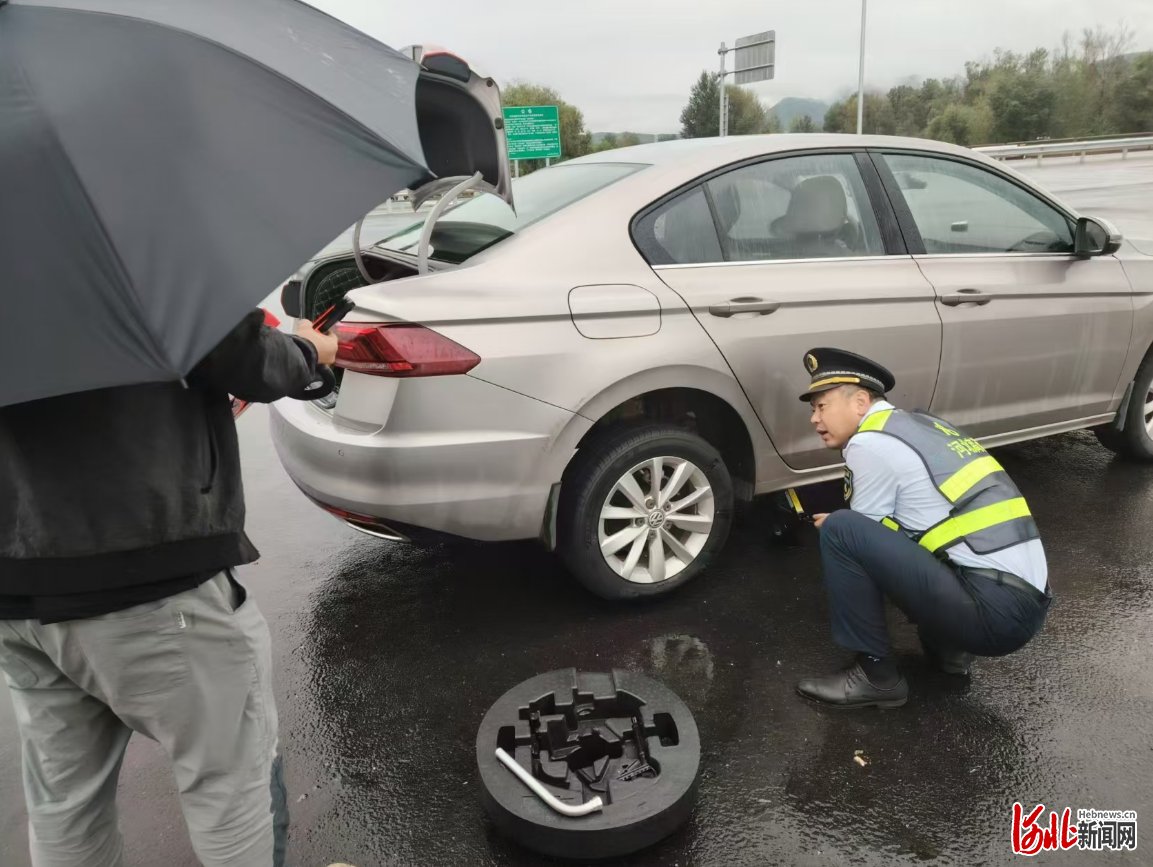 blose287947's tweet photo. A stranger stopped to help me fix my flat tire in the pouring rain. No questions asked, just kindness that made my whole day. https://t.co/xQb3jWNPXu