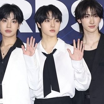 supercalihoonie's tweet photo. his hair…. looks….. so…. good….. he looks ethereal i’m so….. https://t.co/3I8LnXxa6B