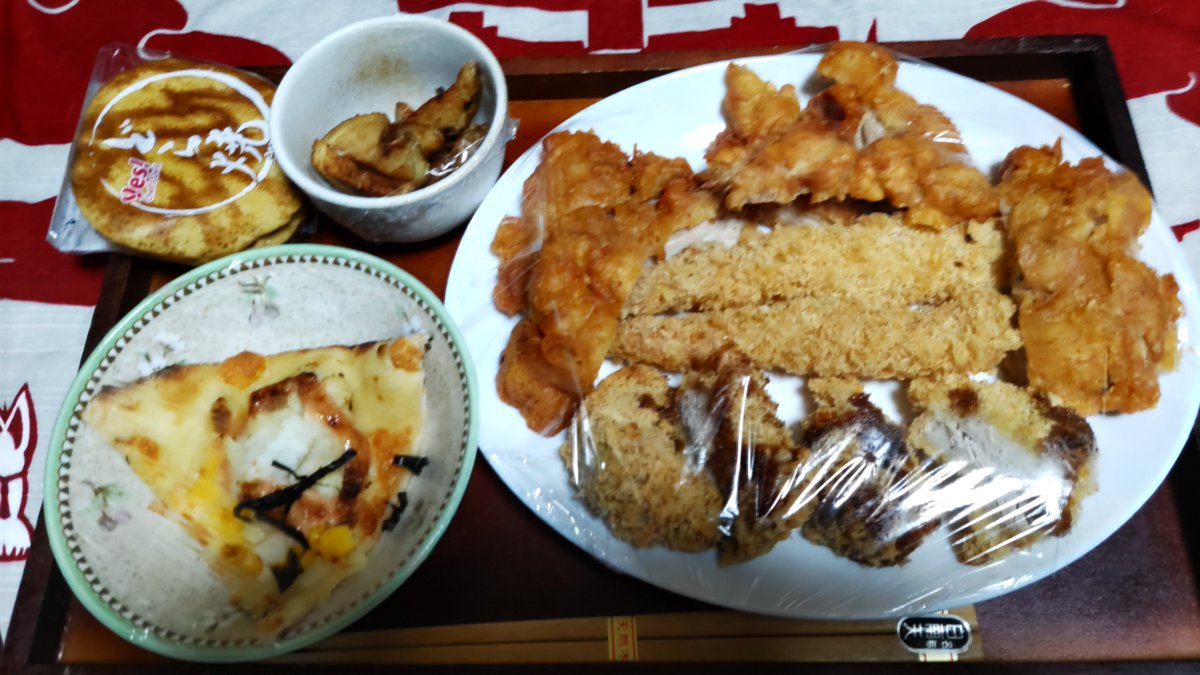 Colonel_yuduki's tweet photo. 本日の『無名稲荷神社』の御供え、宵御饌祭。

本日は拙の誕生日ゆえ、出前のたらマヨピザにパーティーオードブル、締めにはどら焼きを。

祝いの日らしく賑やかな御供えとなりました。本日も感謝を込めて、また一年の無事を願って⛩️

#御供え #宵御饌祭 #無名稲荷神社
#神社ごはん https://t.co/zEeDaCownU