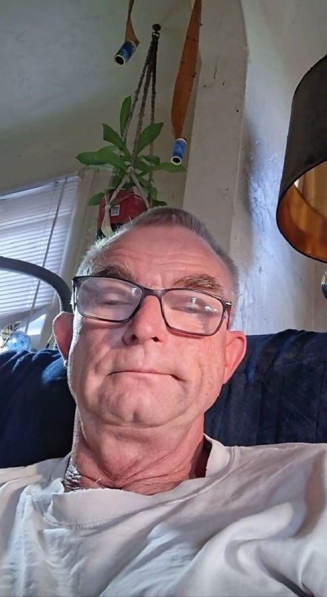 PalomaM80470640's tweet photo. Can you date an old man like me! https://t.co/a0fy2Nna7S