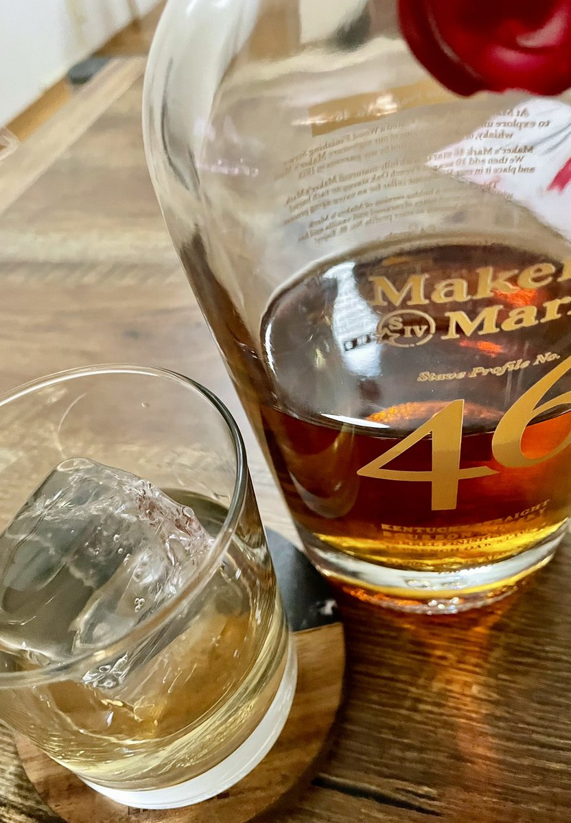 nabehirodesu's tweet photo. アルコール47%とやや高めながら、ピリつく刺激がなくて滑らか🥃👍

皆さん今日もお疲れさまでした。
明日は華金ヤッホー✨
#大人時間
#MakersMark46
#OnTheRocks https://t.co/JbRIt9KzcN