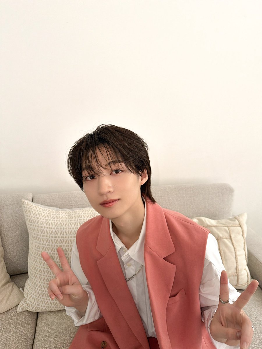 shigariku_mg's tweet photo. 🌟オフショット🌟

CM NOW BOYSさん撮影の時に📸
ピンクに包まれて新鮮でした笑

そして気づけばフォロワーさんが
3万人に…！
いつも応援ありがとうございます！

 #志賀李玖 https://t.co/ANULEuoZ4n