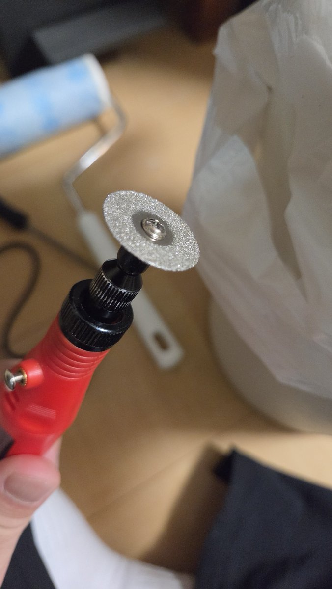 UME_Racing's tweet photo. 今回使うM0.5ギアは、そのままだとハブが干渉するので事前に加工。
3Dプリンタで作った治具に固定して、リューターでハブを落として薄型化しました。
あとはこのギアを使って、新しい駆動系を組み上げていきます。
#ロボトレース #UME_Racing https://t.co/V8pZN9apQd