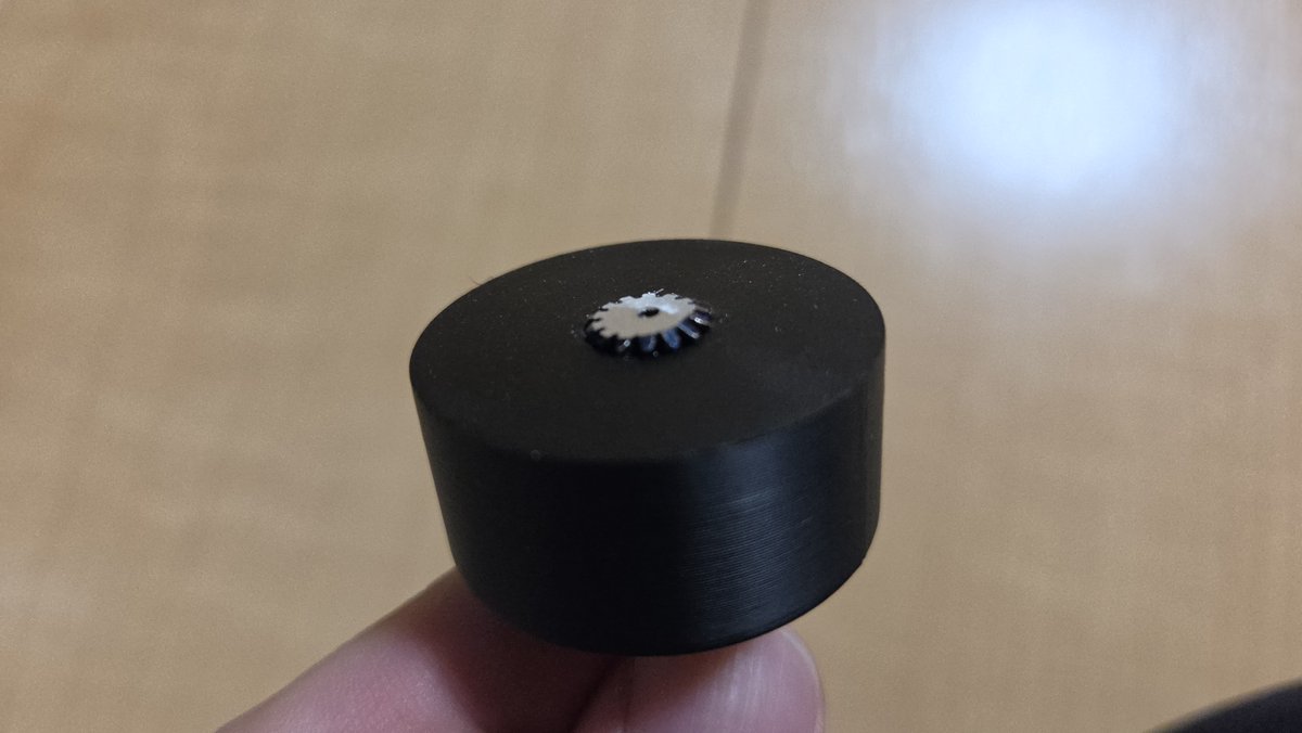 UME_Racing's tweet photo. 今回使うM0.5ギアは、そのままだとハブが干渉するので事前に加工。
3Dプリンタで作った治具に固定して、リューターでハブを落として薄型化しました。
あとはこのギアを使って、新しい駆動系を組み上げていきます。
#ロボトレース #UME_Racing https://t.co/V8pZN9apQd