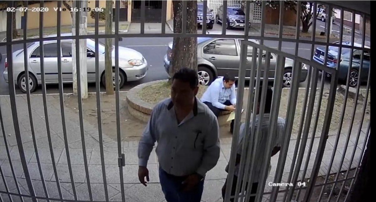 JSandoval1982's tweet photo. Entre amigos te veas. Consuelo Porras de madrina del “segundo doctorado” de Lester Castellanos y, claro, Wilson López tampoco podía faltar como padrino. Sí, el mismo que visitó a Gustavo Alejos y fue investigado en Comisiones Paralelas 2020. Al final, los mismos de siempre terminan juntos.

P. D. Vean al número 4 en la primera imagen. Es el mismo que aparece sentado, esperando a Gustavo Alejos, en la segunda. Las imágenes también tienen memoria.