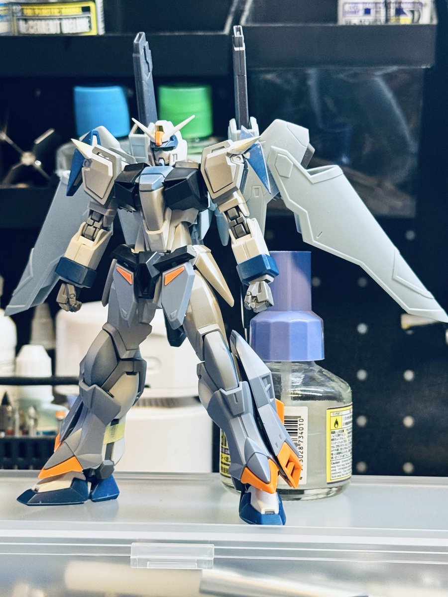 supermojitoman's tweet photo. 今日のデュエルガンダム

コンパス機体からバックパックを没収、加工して取り付けしました

メサイア攻防以降、次期量産機兵装テストのため、動力および伝送システムを一新した魔改造Xフレームな脳内設定

サイドアーマーにライフリとイモジャのどっちのサーベル付けるか迷う
#ガンプラ https://t.co/Q145AZiiXj