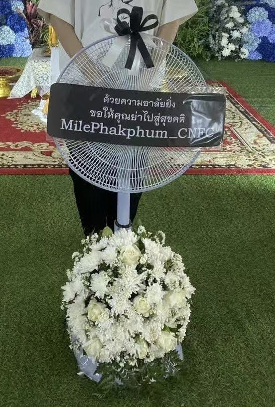 MilePhakDataCN's tweet photo. With our deepest condolences to Mile and his family on the passing of his beloved grandmother.

In loving memory of her.
May her soul rest in eternal peace. 🕊️

Our thoughts are with you during this difficult time.

@milephakphum  @Mile_CNFC 
#GreenyRose https://t.co/n9YliCNpm1