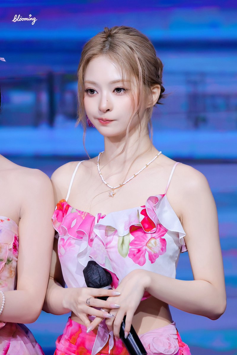 bloomingf9's tweet photo. 〖HQ〗260801 애플뮤직 팬사인회

#fromis_9 #프로미스나인 
#이나경 #LeeNaGyung https://t.co/M1nZIg94MS