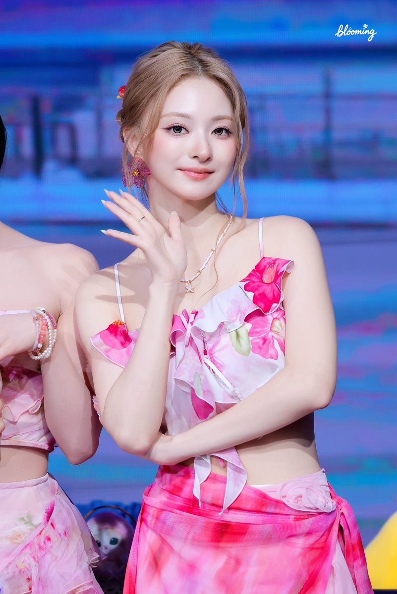 bloomingf9's tweet photo. 〖HQ〗260801 애플뮤직 팬사인회

#fromis_9 #프로미스나인 
#이나경 #LeeNaGyung https://t.co/M1nZIg94MS