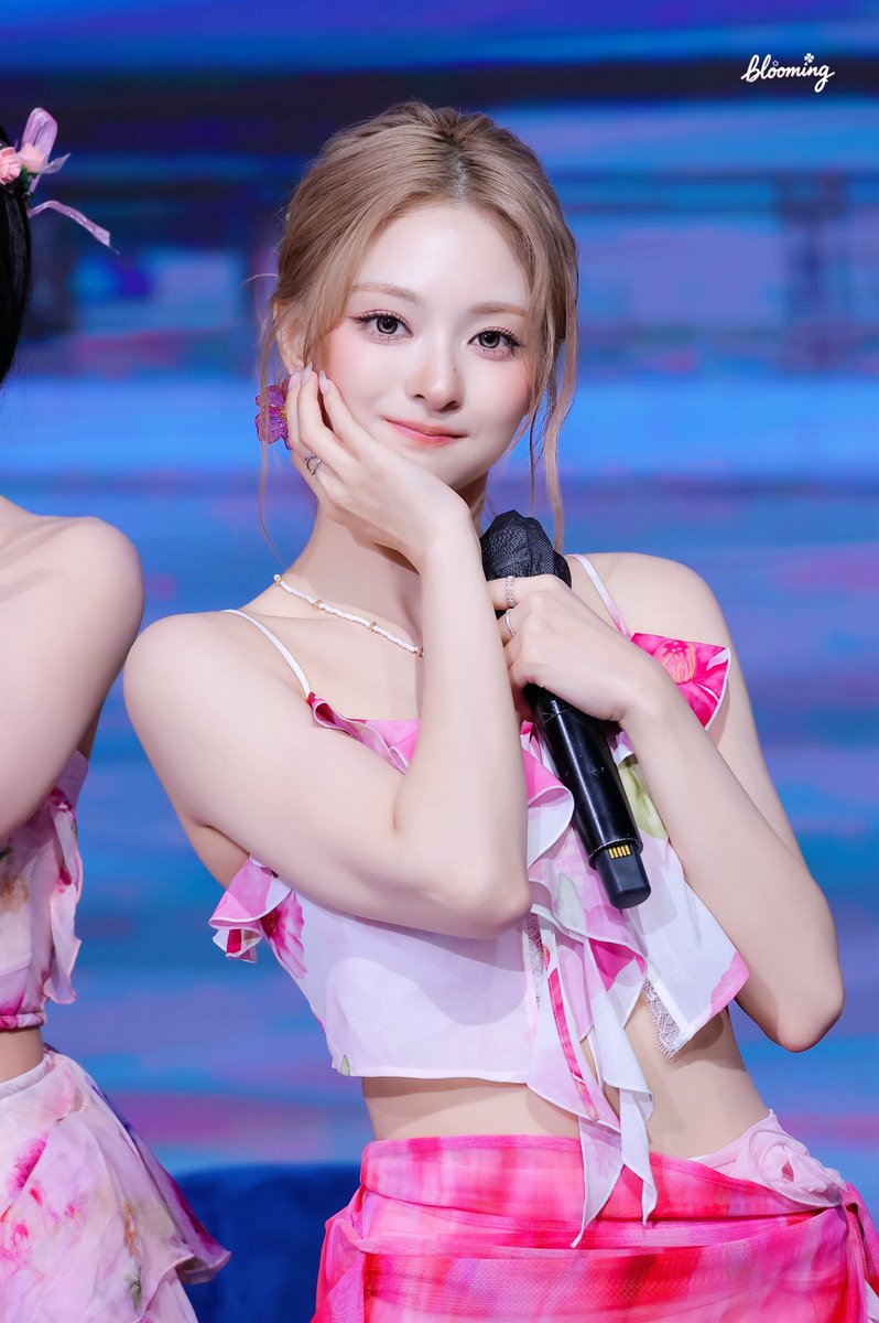 bloomingf9's tweet photo. 〖HQ〗260801 애플뮤직 팬사인회

#fromis_9 #프로미스나인 
#이나경 #LeeNaGyung https://t.co/M1nZIg94MS