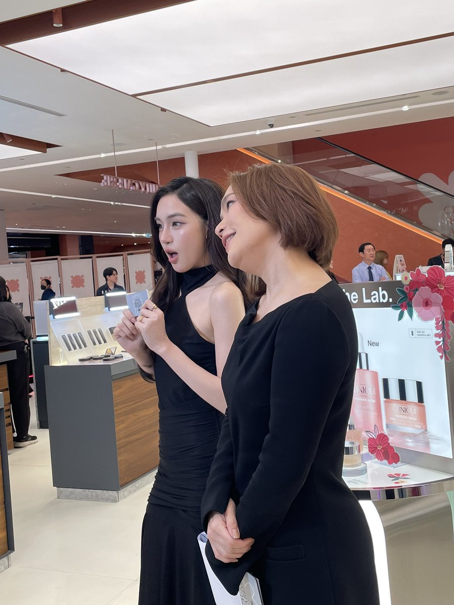 Centralnews's tweet photo. แป้งจี่ @pangjiewr with Clinique at Central Beauty Awards 2026

#pangjiewr
#CentralBeautyAwards2026 #CentralChidlom https://t.co/qPm10XPNIG