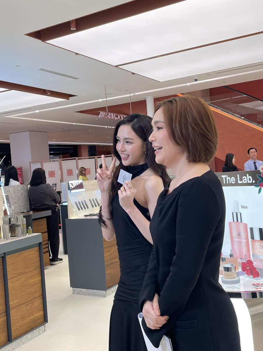 Centralnews's tweet photo. แป้งจี่ @pangjiewr with Clinique at Central Beauty Awards 2026

#pangjiewr
#CentralBeautyAwards2026 #CentralChidlom https://t.co/qPm10XPNIG