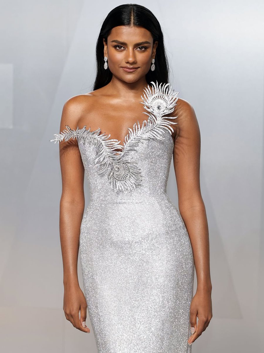 pwincesszoe's tweet photo. The Oscars afterparty red carpet continues to deliver as stars Simone Ashley, Rose Byrne, Bella Haddi and more arrive. See all the looks at the link in bio https://t.co/kyz9puAp6j