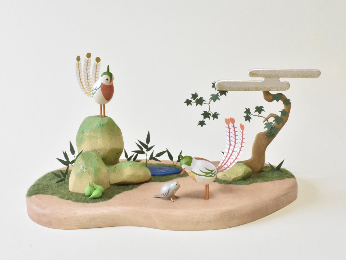 ohm_sha's tweet photo. 木玩ではなく、初めての作品を作りました。「鳳凰の棲むところ」です。徳川家光が描いた『鳳凰図』の愛くるしすぎる鳳凰をモチーフにして、いろいろな鳳凰図を参考に彼らの暮らしのひとときを表しました。詳しくはnoteに書きましたので、読んでいただけたら嬉しいです。https://t.co/BIfVfaTqQg https://t.co/CoVH3nKNhK
