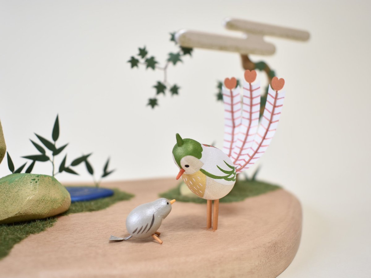 ohm_sha's tweet photo. 木玩ではなく、初めての作品を作りました。「鳳凰の棲むところ」です。徳川家光が描いた『鳳凰図』の愛くるしすぎる鳳凰をモチーフにして、いろいろな鳳凰図を参考に彼らの暮らしのひとときを表しました。詳しくはnoteに書きましたので、読んでいただけたら嬉しいです。https://t.co/BIfVfaTqQg https://t.co/CoVH3nKNhK
