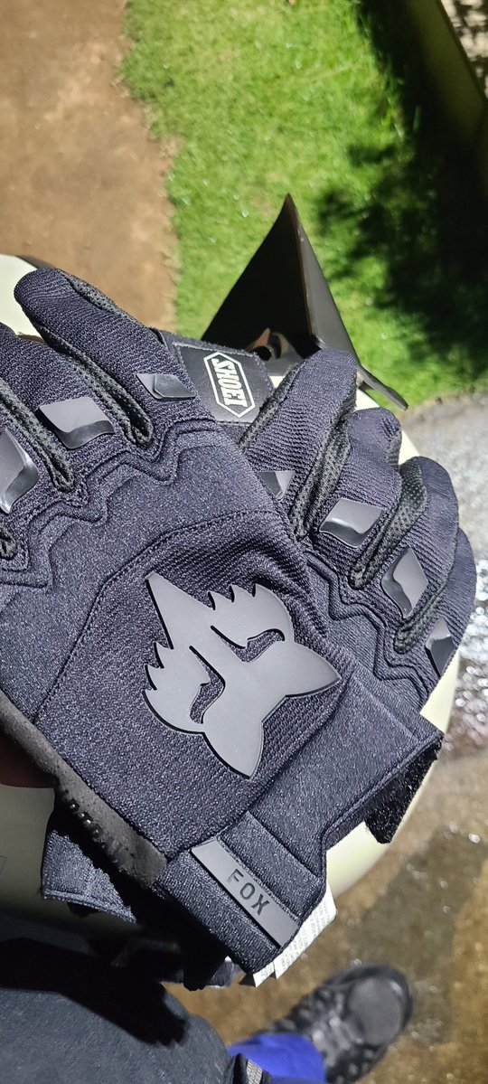 LIB_riders's tweet photo. 新品FOXのグローブが耐久性なs...通勤3日でこれ！
手には力を入れませんし削れすぎでは🤔
こんなもん？？
作業用の手袋よりも雑魚ざぁこ♥️ https://t.co/dNsMKzTxrN