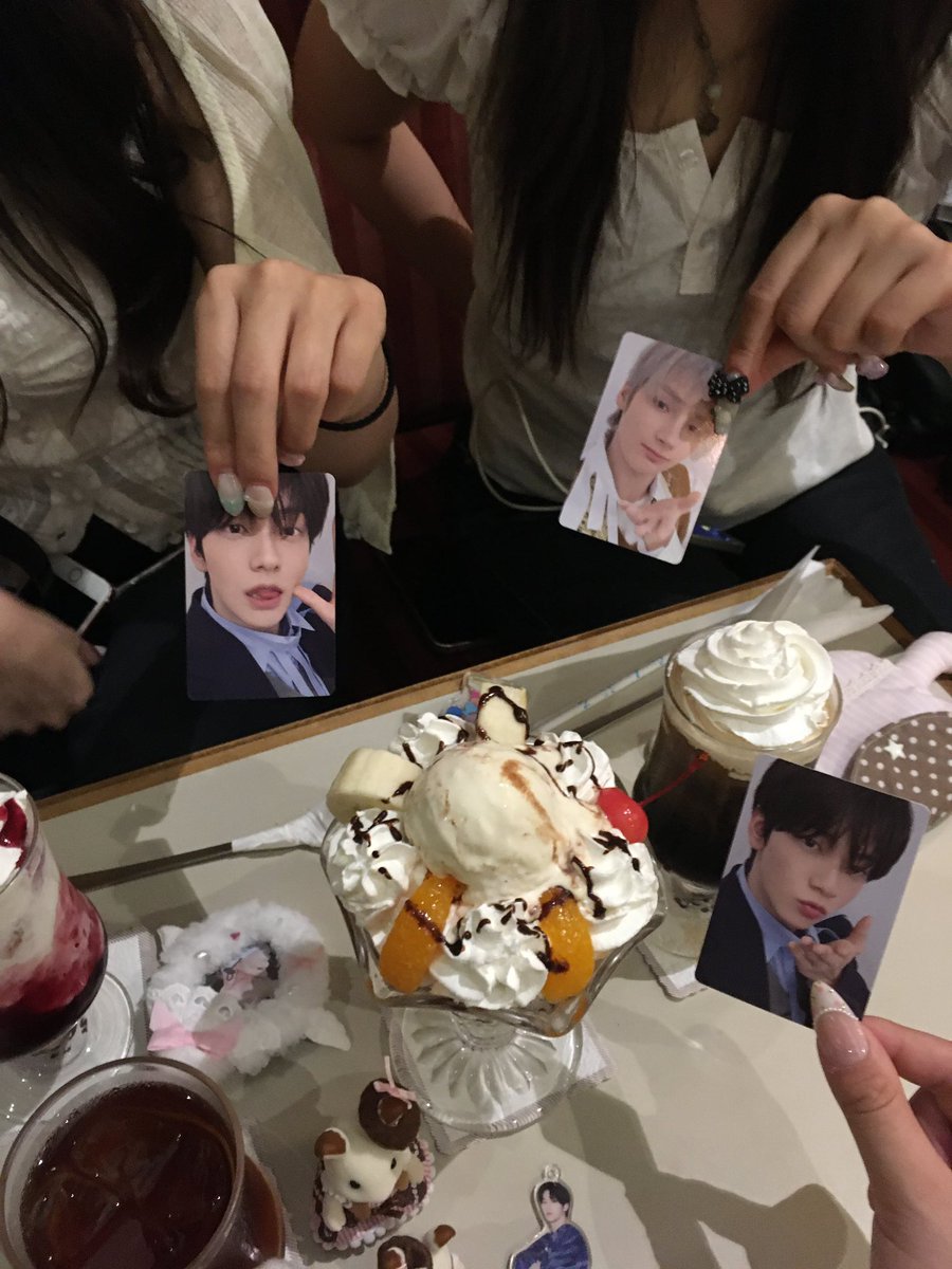 t__moa_12's tweet photo. 👩🏻‍❤️‍👩🏻🍨💕💕 https://t.co/tcUJHt0W8v