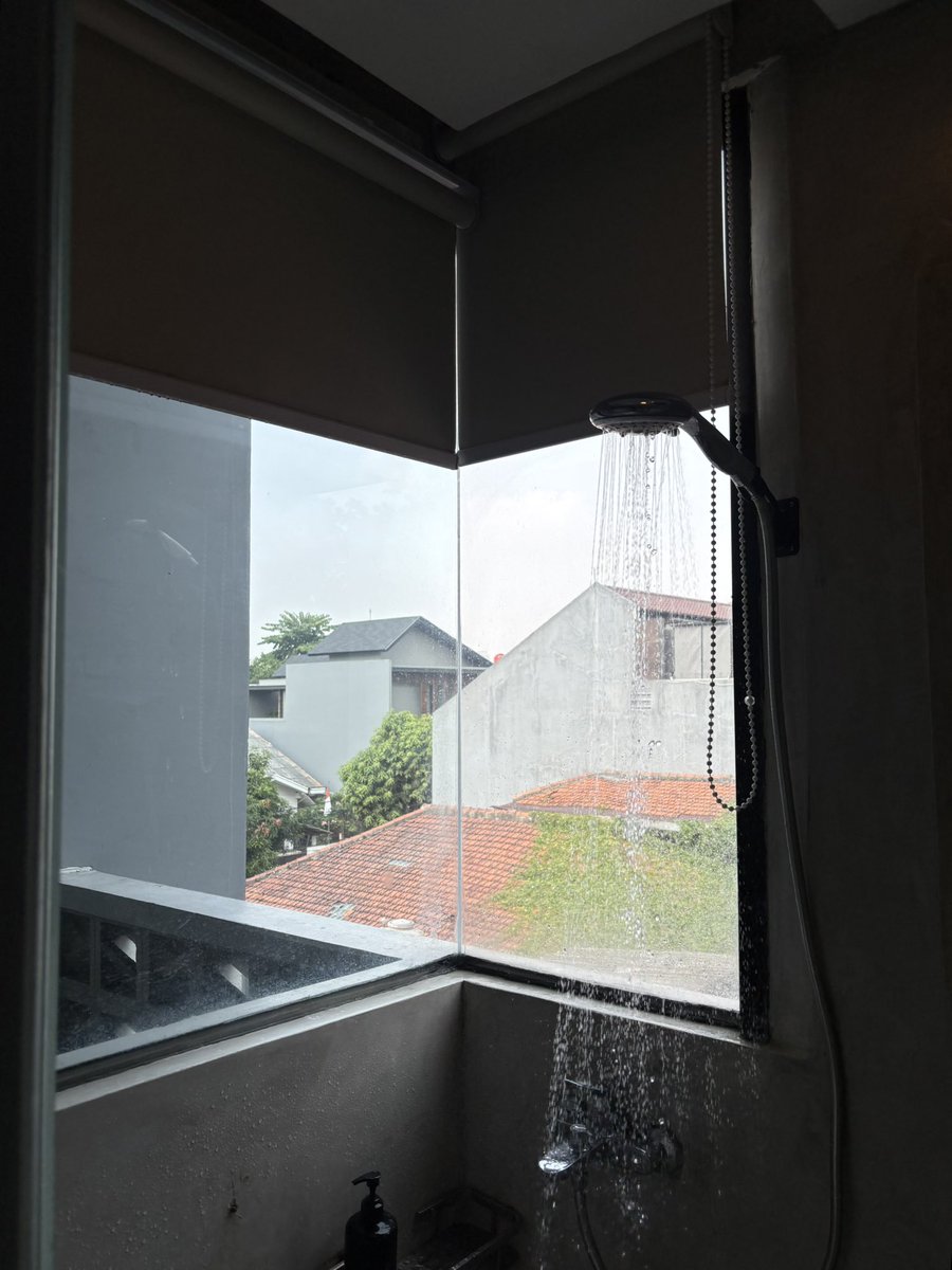 whitecoffee306's tweet photo. shower with me ? https://t.co/YqUdX86pKD