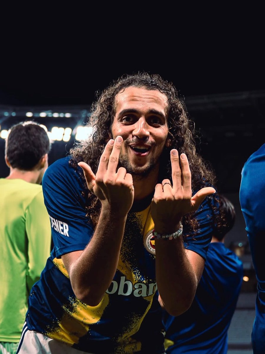 substreetco's tweet photo. Fenerbahçe, yıllar sonra yeniden Şampiyonlar Ligi'ne çıkarken gecenin en dikkat çeken detaylarından biri saha içinden değil, Marsilya’nın rap kültüründen geldi.

Matteo Guendouzi ve Mason Greenwood’un Lyon tribünlerine yaptığı el hareketi, Marsilyalı rapçi JUL’ün yıllardır kullandığı ikonik işaretti.

JUL’ün sahne adındaki harfleri temsil eden hareket, yıllar içinde rap dünyasının dışına taşarak Marsilya sokakları ve futbol kültürüyle de özdeşleşti.

Bir dönem Marsilya forması giyen iki futbolcunun bu sembolü Lyon taraftarlarına karşı kullanması ise Fransa’daki eski rekabetten kaynaklı.