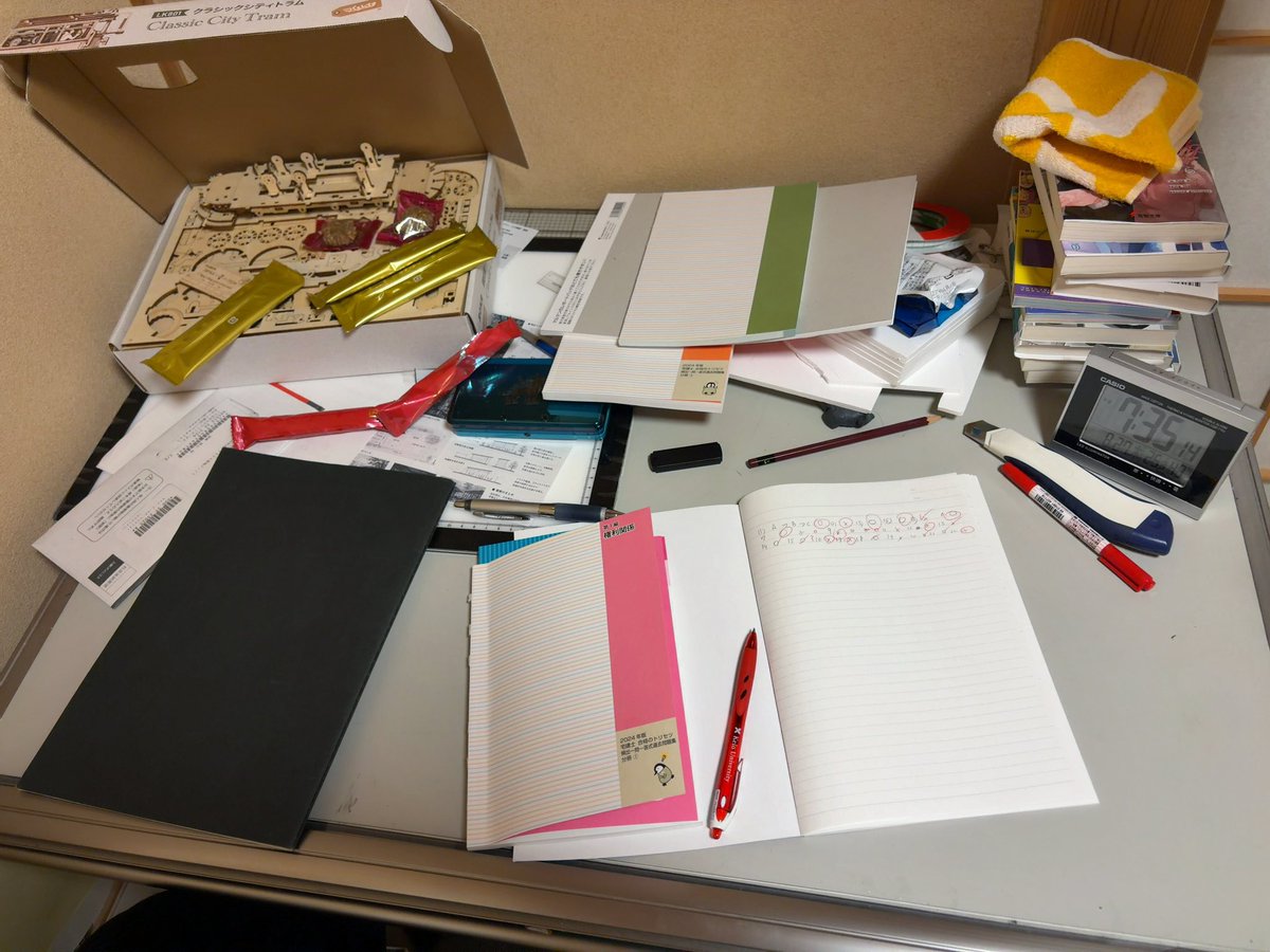 72jDc's tweet photo. 製図台が腐ってるけど留年確定して半年以上は製図する予定ないからいいかー https://t.co/zFJZ2RlUli