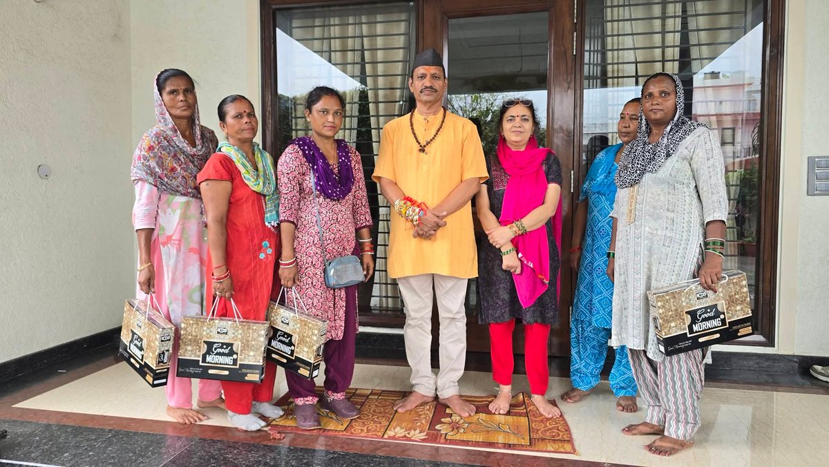 ManojPathakHLD's tweet photo. रक्षाबंधन के पावन पर्व पर पर्यावरण मित्र परिवार की बहनों ने मेरे आवास पर पधारकर मेरी कलाई पर रक्षा सूत्र बाँधा और स्नेह-आशीर्वाद प्रदान किया। यह पवित्र रक्षा सूत्र मेरे लिए सेवा, समर्पण और सामाजिक दायित्व का संकल्प है।

#Rakshabandhan #NationalUnity #Kaladhungi #BJP4UK https://t.co/iNKVOENUy6