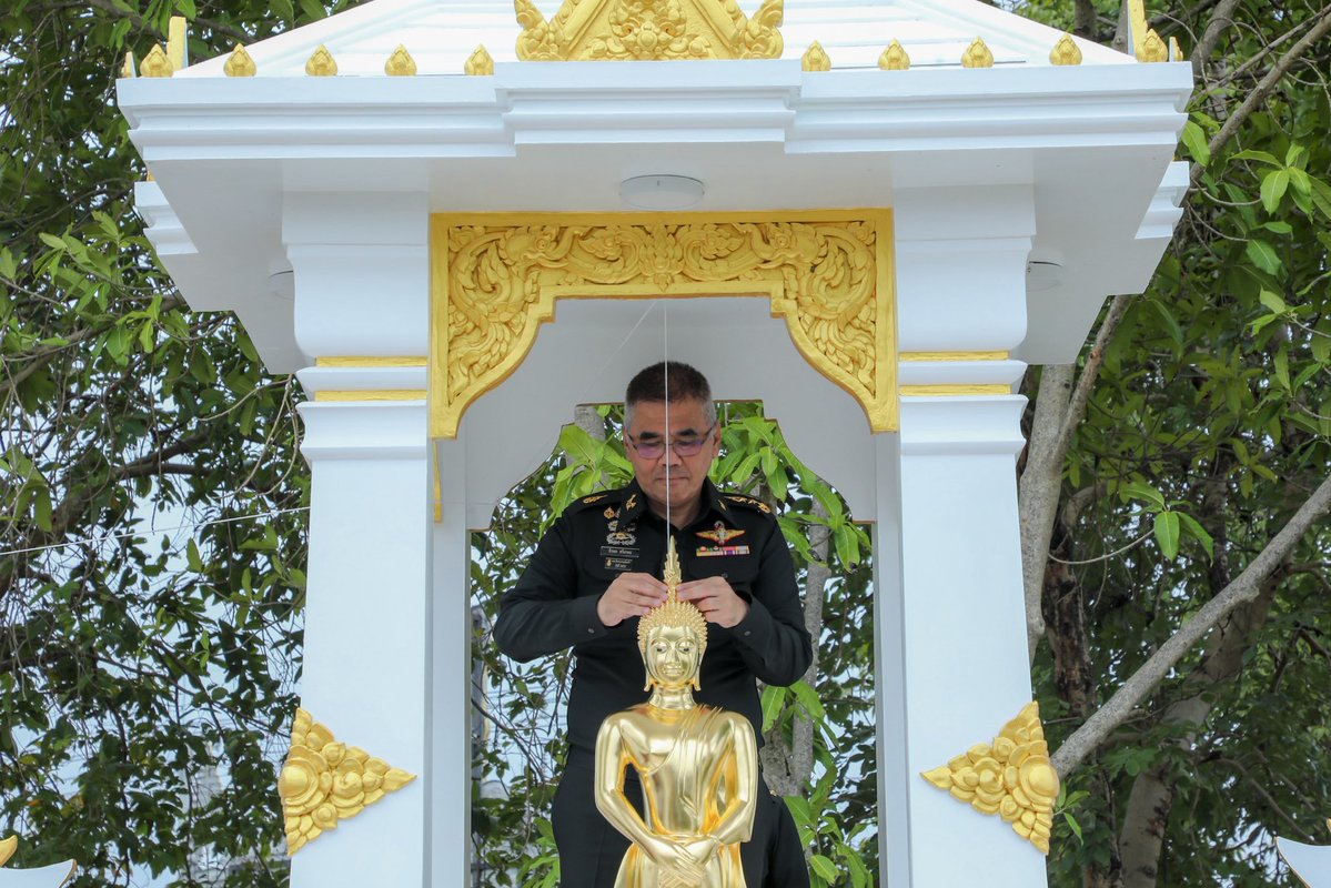 ENGR_DEPT_TH's tweet photo. "พิธีบรรจุพระบรมสารีริกธาตุ และเบิกเนตรพระพุทธเมตตามหาชน เพื่อเป็นศูนย์รวมจิตใจ และเป็นสิริมงคลแก่กำลังพล และครอบครัว"

     วันที่ 27 ส.ค.69 พล.ท.ธีรพล ศรีเกษม จก.กช. เป็นประธานในพิธีบรรจุพระบรมสารีริกธาตุ และเบิกเนตรพระพุทธเมตตามหาชน เพื่อประดิษฐานเป็นศูนย์รวมแห่งความศรัทธา จิตใจ และความเป็นสิริมงคลให้กับกำลังพล และครอบครัว ตลอดจนผู้ที่พักอาศัยในค่ายบุรฉัตร ณ ค่ายบุรฉัตร อ.เมือง จ.ราชบุรี

     การจัดสร้างพระพุทธเมตตามหาชน สะท้อนถึงความเลื่อมใสศรัทธาในพระพุทธศาสนา และเป็นการสืบสานพระพุทธศาสนาให้คงอยู่คู่กับสังคมไทย โดยพระพุทธเมตตามหาชนจะเป็นศูนย์รวมจิตใจของกำลังพลและครอบครัว ตลอดจนพุทธศาสนิกชนที่เข้ามาประกอบกิจกรรมภายในค่ายบุรฉัตร เพื่อความสงบร่มเย็น และเป็นพลังใจในการปฏิบัติหน้าที่ของกำลังพล ด้วยความเสียสละและความมุ่งมั่น เพื่อประโยชน์สุขของประเทศชาติและประชาชนต่อไป

#กองทัพบก
#กรมการทหารช่าง
#ทหารช่างไทย
#ProudtobeEngineer
#EngineerDepartmentUpgrade
#OneTeamOneEngineer