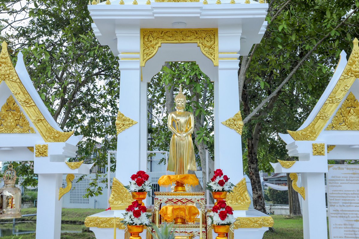 ENGR_DEPT_TH's tweet photo. "พิธีบรรจุพระบรมสารีริกธาตุ และเบิกเนตรพระพุทธเมตตามหาชน เพื่อเป็นศูนย์รวมจิตใจ และเป็นสิริมงคลแก่กำลังพล และครอบครัว"

     วันที่ 27 ส.ค.69 พล.ท.ธีรพล ศรีเกษม จก.กช. เป็นประธานในพิธีบรรจุพระบรมสารีริกธาตุ และเบิกเนตรพระพุทธเมตตามหาชน เพื่อประดิษฐานเป็นศูนย์รวมแห่งความศรัทธา จิตใจ และความเป็นสิริมงคลให้กับกำลังพล และครอบครัว ตลอดจนผู้ที่พักอาศัยในค่ายบุรฉัตร ณ ค่ายบุรฉัตร อ.เมือง จ.ราชบุรี

     การจัดสร้างพระพุทธเมตตามหาชน สะท้อนถึงความเลื่อมใสศรัทธาในพระพุทธศาสนา และเป็นการสืบสานพระพุทธศาสนาให้คงอยู่คู่กับสังคมไทย โดยพระพุทธเมตตามหาชนจะเป็นศูนย์รวมจิตใจของกำลังพลและครอบครัว ตลอดจนพุทธศาสนิกชนที่เข้ามาประกอบกิจกรรมภายในค่ายบุรฉัตร เพื่อความสงบร่มเย็น และเป็นพลังใจในการปฏิบัติหน้าที่ของกำลังพล ด้วยความเสียสละและความมุ่งมั่น เพื่อประโยชน์สุขของประเทศชาติและประชาชนต่อไป

#กองทัพบก
#กรมการทหารช่าง
#ทหารช่างไทย
#ProudtobeEngineer
#EngineerDepartmentUpgrade
#OneTeamOneEngineer