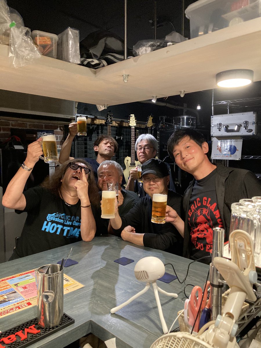 take_shimoyama's tweet photo. ケネスに拾われてアンドロジナスに加入して僕はヘヴィーメタルを唄う事になり、現在に至る。
下山武徳という原石を一番最初に磨いてくれたのがケネス。
今週ずっとライブが入っていないのは、ケネスが僕を待っててくれたからだと勝手に思ってます。
そして、「タケちゃん！飲み行こ！」って声が聞こえてくる。
若い時は飲み歩いてたなぁ(笑)
ケネス、今週は毎日飲みに行こ。
今日はアンドロジナスの仲間達と。

皆さんも、乾杯！