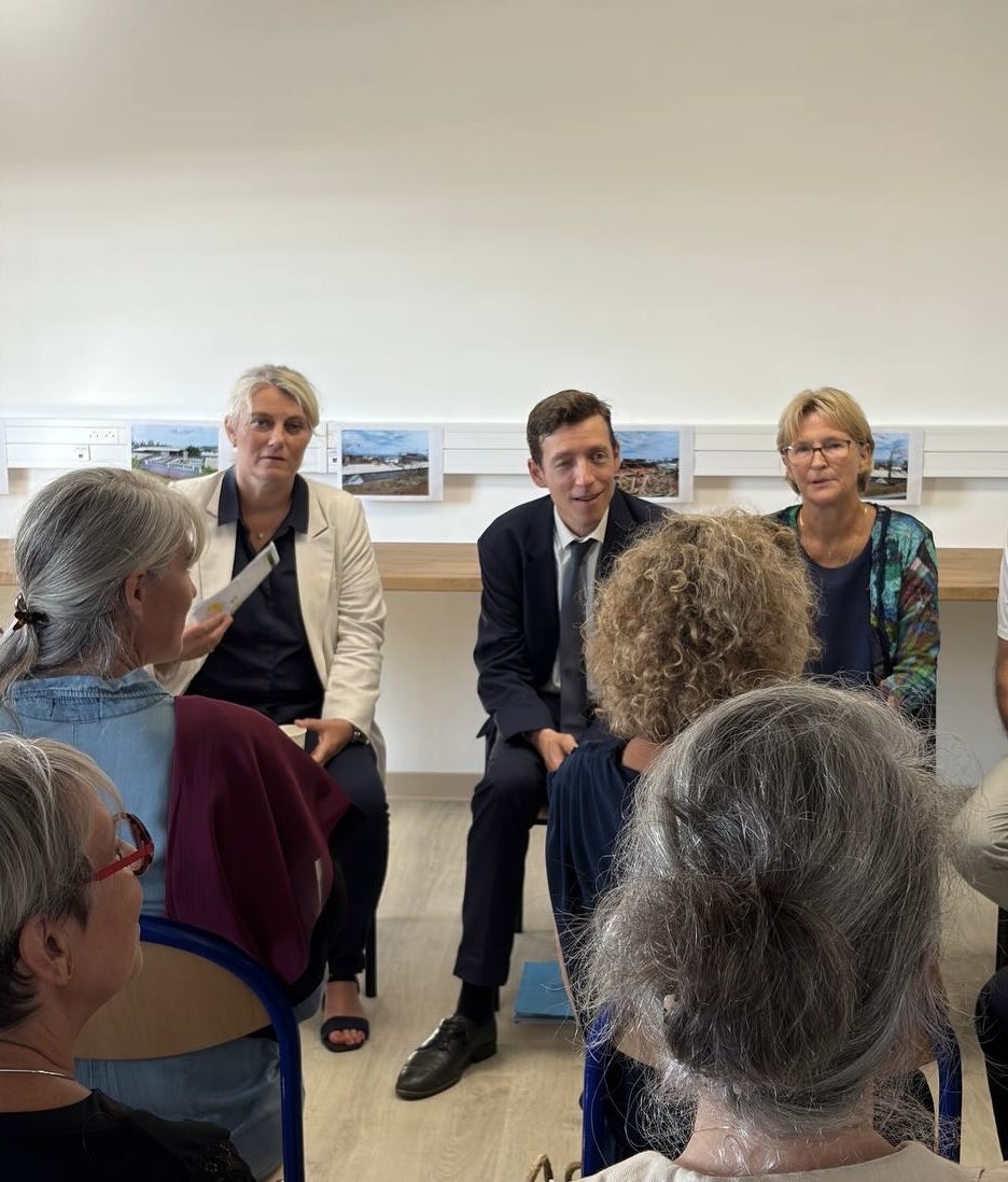 stephanie_rist's tweet photo. Avec le ministre de l’Éducation nationale @EdouardGeffray et la ministre des Outre-mer @NaimaMoutchou au lycée Younoussa Bamana, à la rencontre des lycéens mahorais.

Dès cette rentrée, une option Santé permettra aux lycéens de découvrir les métiers de la santé et les parcours de formation.

Former davantage de jeunes Mahorais, leur permettre de réussir et demain d’exercer ici : c’est essentiel pour construire l’avenir de la santé à Mayotte.