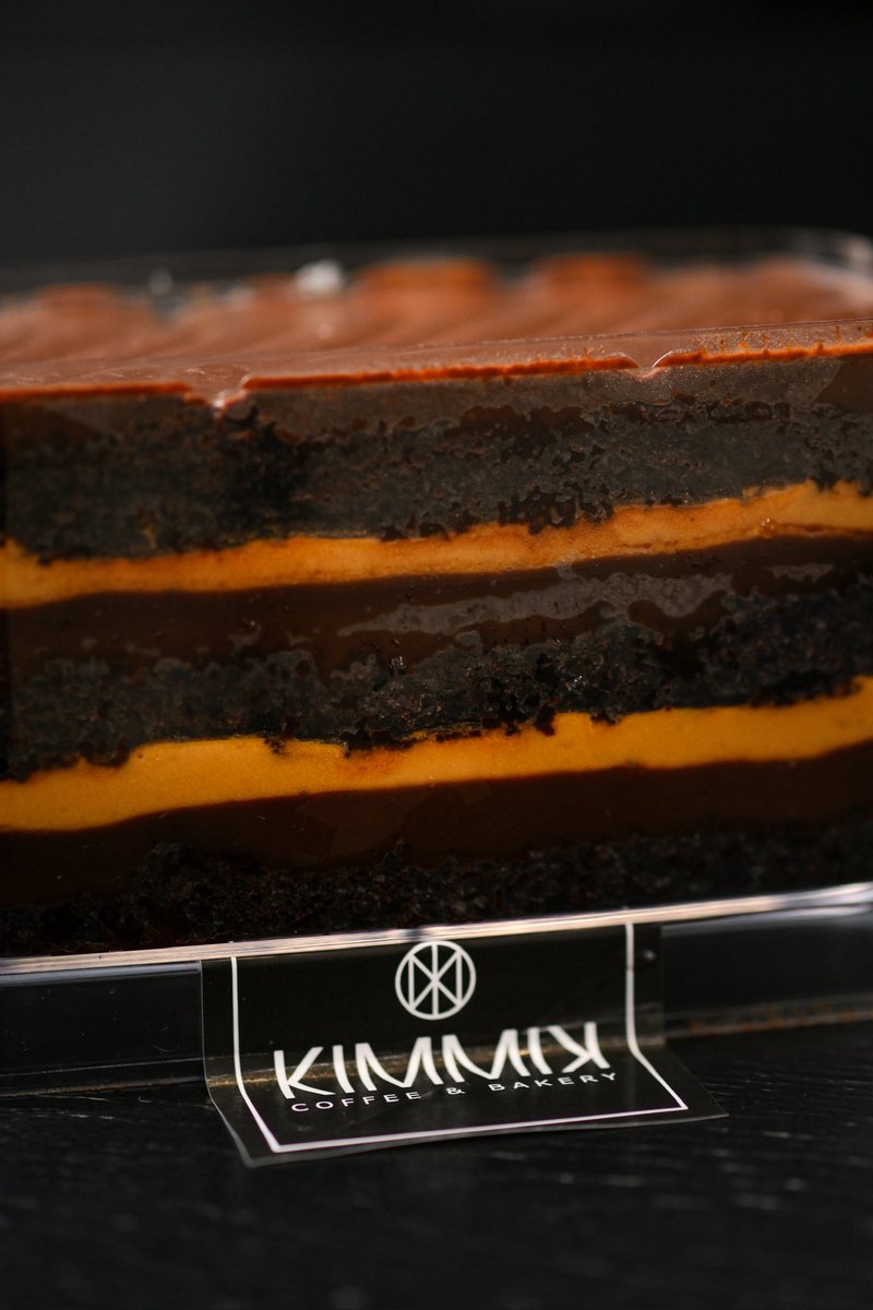 CAFETELLER's tweet photo. แกกก ร้านกาแฟที่ชั้นกินมาตลอด 7 ปี ล่าสุดนางเคาะเมนู london chocolate cake ออกมาขายแล้วววว (แล้วร้านเขาทำขนมอร่อยด้วยจ้า) ช็อคโกแล็ตฉ่ำ ๆ เลเยอร์ด้วย salted caramel ที่สุดจะหอมนัวเหมือนกินลูกอม werther’s original เลย สลับชั้นด้วยซอสช็อคโกแล็ตอีกที คือเข้มข้นหอมหวานถูกใจเด็กอ้วนสุด ๆ แนะนำเลย

📍 KIMMIK มีสาขาที่ชิดลม, สีลม, สาทร, พัฒนาการ 36