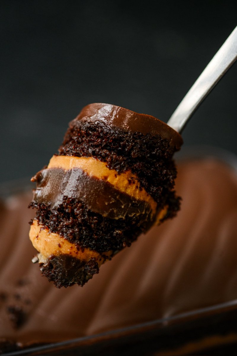 CAFETELLER's tweet photo. แกกก ร้านกาแฟที่ชั้นกินมาตลอด 7 ปี ล่าสุดนางเคาะเมนู london chocolate cake ออกมาขายแล้วววว (แล้วร้านเขาทำขนมอร่อยด้วยจ้า) ช็อคโกแล็ตฉ่ำ ๆ เลเยอร์ด้วย salted caramel ที่สุดจะหอมนัวเหมือนกินลูกอม werther’s original เลย สลับชั้นด้วยซอสช็อคโกแล็ตอีกที คือเข้มข้นหอมหวานถูกใจเด็กอ้วนสุด ๆ แนะนำเลย

📍 KIMMIK มีสาขาที่ชิดลม, สีลม, สาทร, พัฒนาการ 36