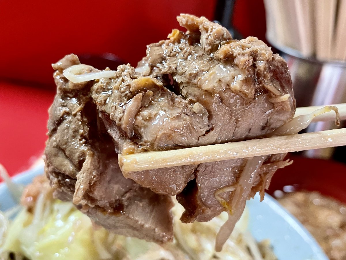 Kazuminmen's tweet photo. ラーメン富士丸・明治通り都電梶原店で梶原アブラそば300g、野菜マシ。
今日も富士丸名物クタ野菜を大量摂取したく有料野菜マシ。
麺の仕上がりと加減も好みの感じで永遠に食べていたかった…！
アブラそばを名乗るだけあって、デフォのアブラ量は結構多く、ブタカスあぶらがちょっちキツかった。 https://t.co/WRlPIzDDVf